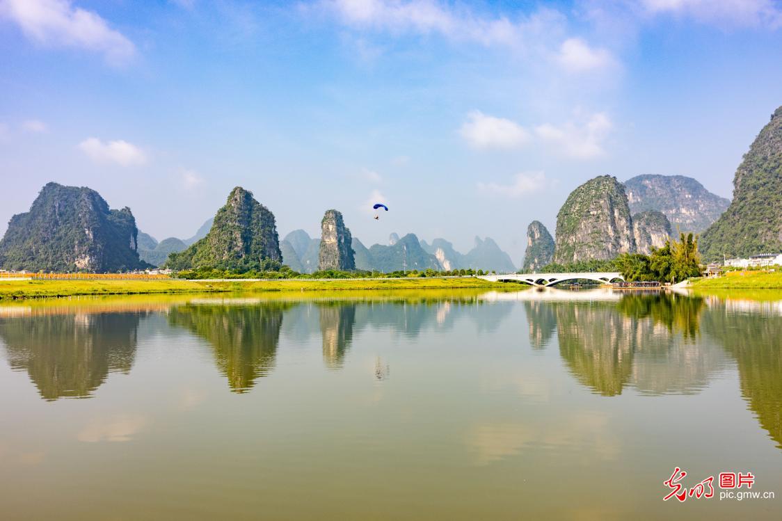 River scenery in Yangshuo, S China's Guangxi