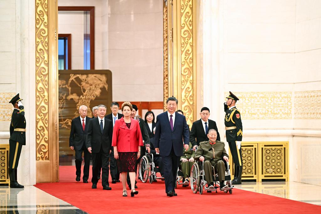 Xi awards national medals, honorary titles