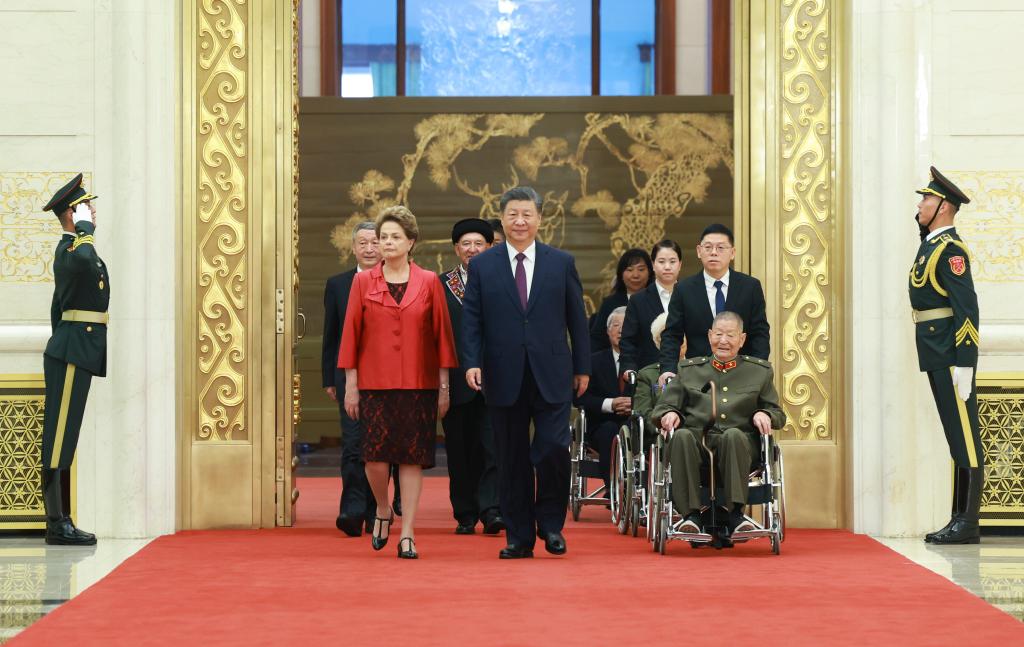 Xi awards national medals, honorary titles