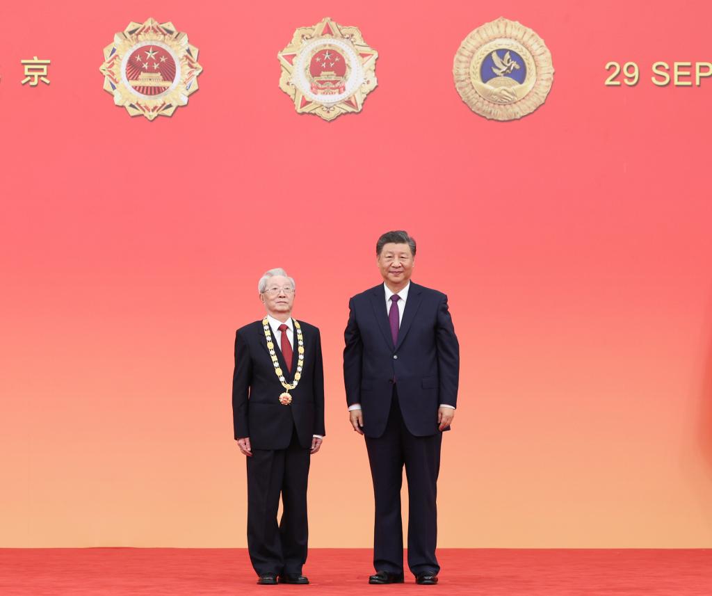 Xi Focus: Honoring role models, Xi makes rallying call for making China stronger