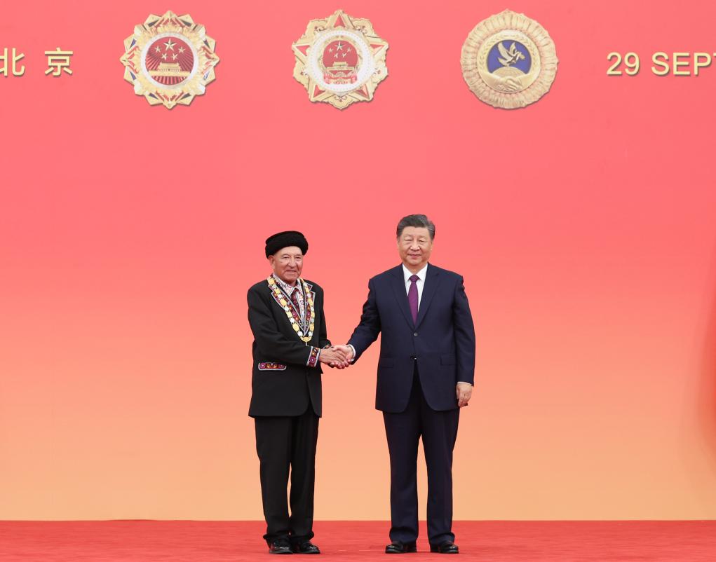 Xi Focus: Honoring role models, Xi makes rallying call for making China stronger