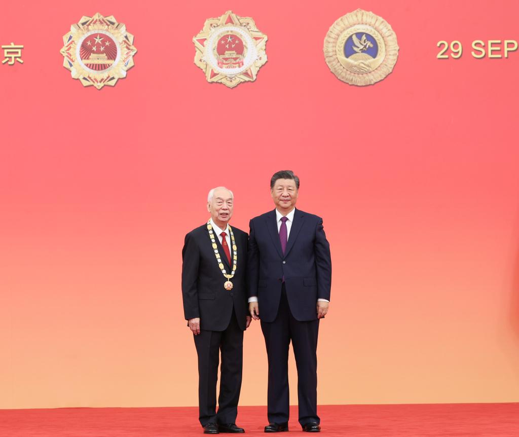 Xi Focus: Honoring role models, Xi makes rallying call for making China stronger