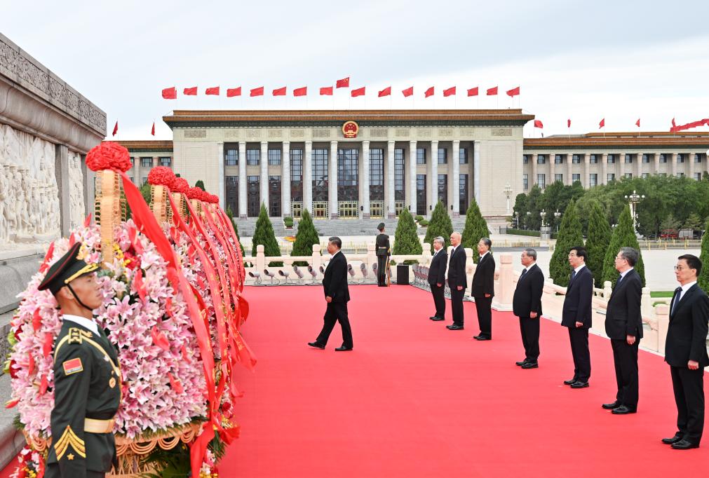 Xi pays tribute to fallen heroes on Martyrs' Day