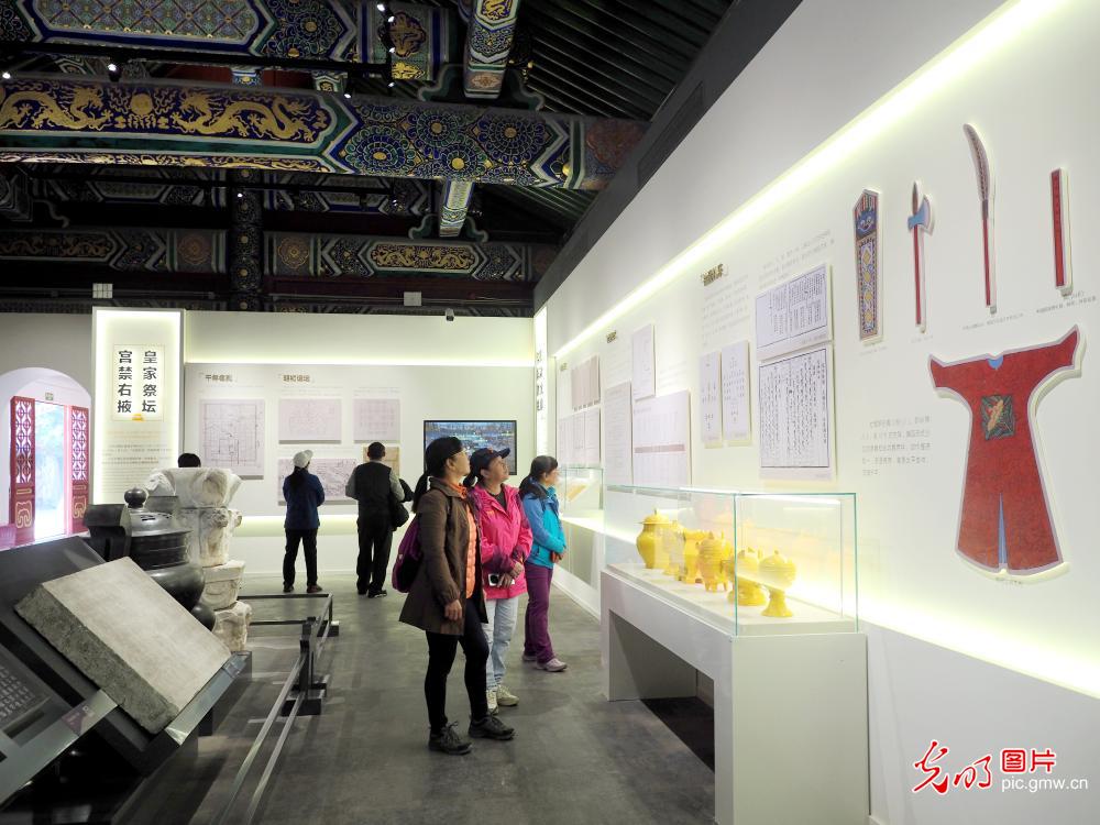 'History of Zhongshan Park' exhibition attract tourists in Beijing