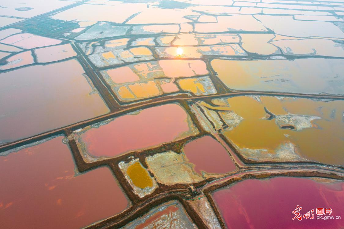 Early winter view of salt lake in N China’s Yuncheng