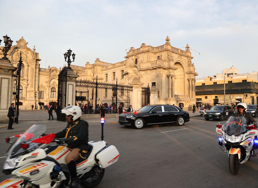 Xi attends welcome ceremony hosted by Peruvian President Boluarte