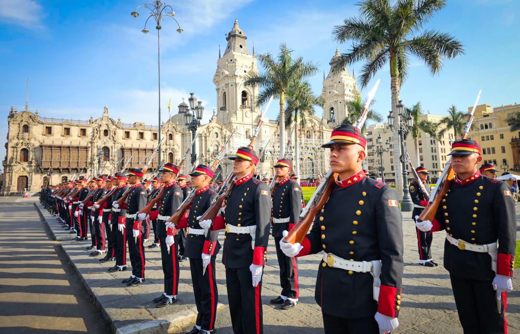 Xi attends welcome ceremony hosted by Peruvian President Boluarte