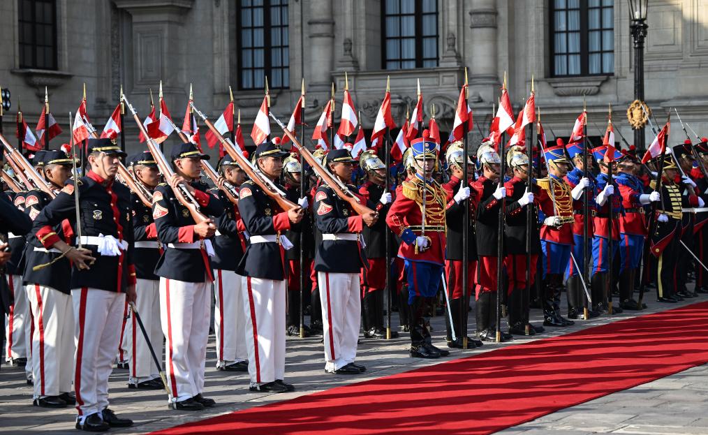 Xi attends welcome ceremony hosted by Peruvian President Boluarte