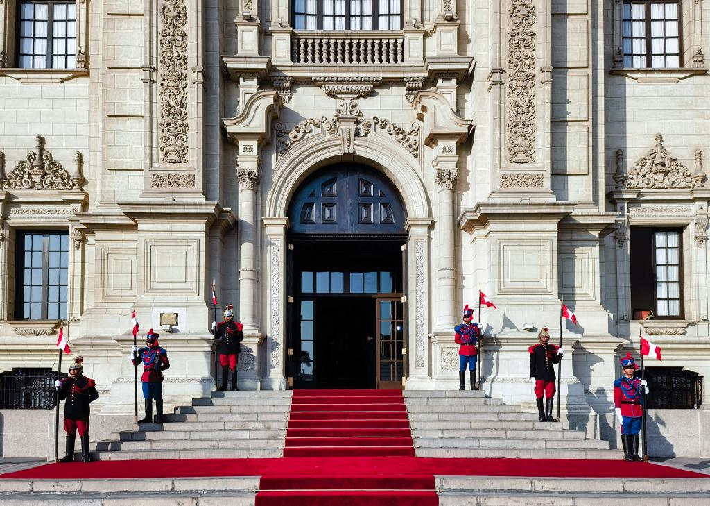 Xi attends welcome ceremony hosted by Peruvian President Boluarte