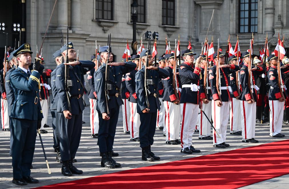 Xi attends welcome ceremony hosted by Peruvian President Boluarte