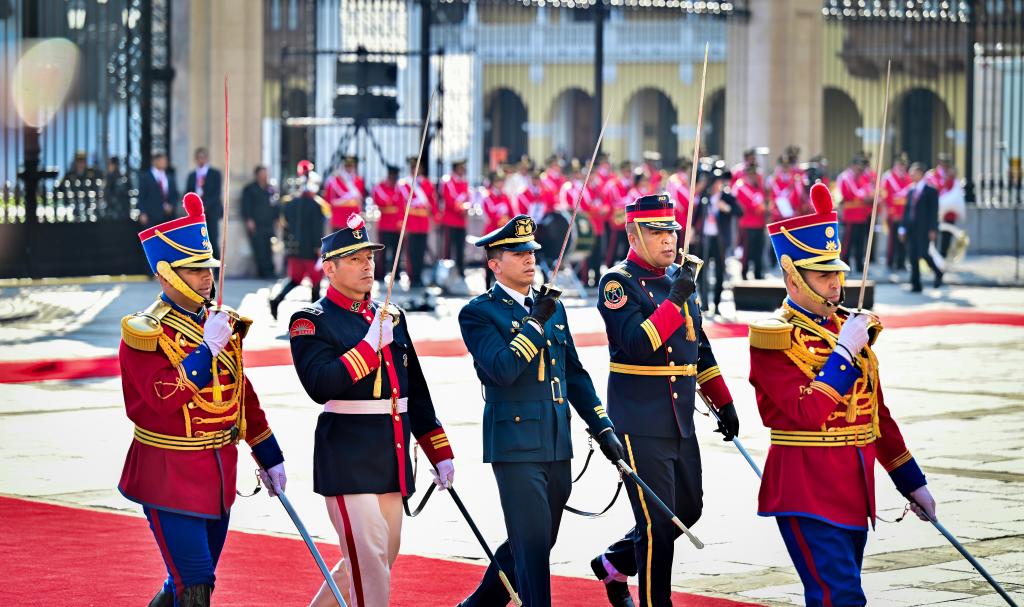 Xi attends welcome ceremony hosted by Peruvian President Boluarte