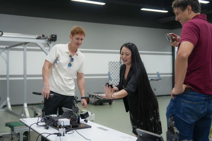 Foreign vloggers amazed at Shenzhen’s tech landscape