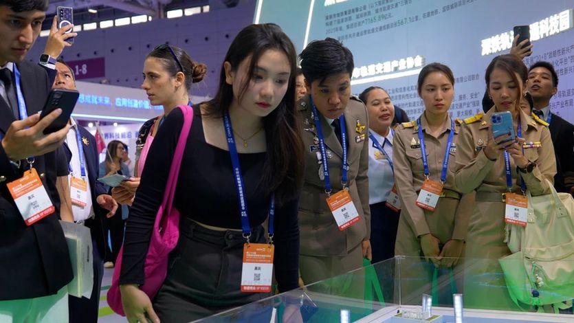 Foreign vloggers amazed at Shenzhen’s tech landscape