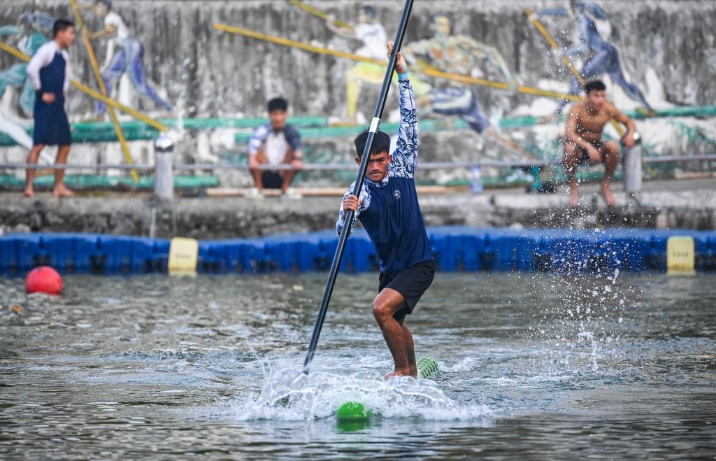 Single bamboo drifing team from Guangxi shines at the 12th National Traditional Games of Ethnic Minorities of China