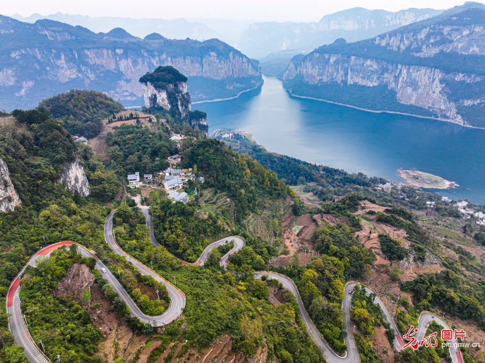 Picturesque rural highway in SW China’s Guizhou