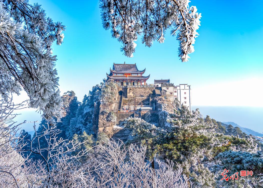 Misty frost at Jiuhua Mountain bewilder tourists