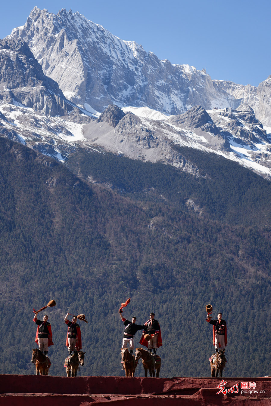 Overlook Yulong Snow Mountain and feel the beauty of nature