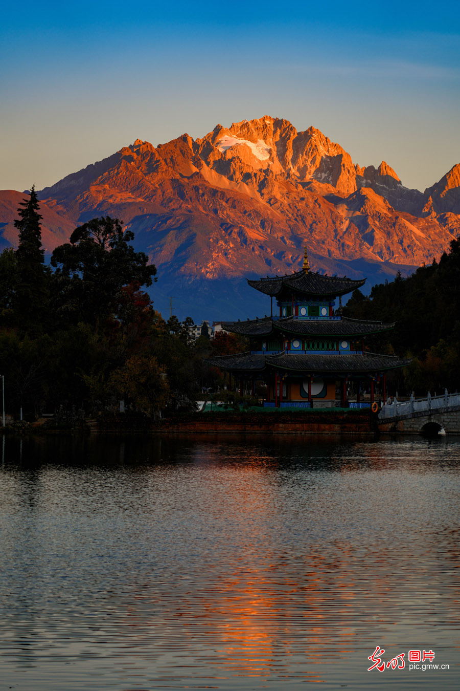 Overlook Yulong Snow Mountain and feel the beauty of nature