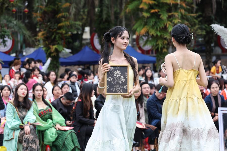 HainanOutlook | Ethnic fashion show displays the speical cultural charm in Wuzhishan in S China's Hainan