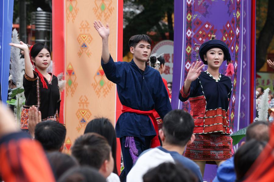 HainanOutlook | Ethnic fashion show displays the speical cultural charm in Wuzhishan in S China's Hainan