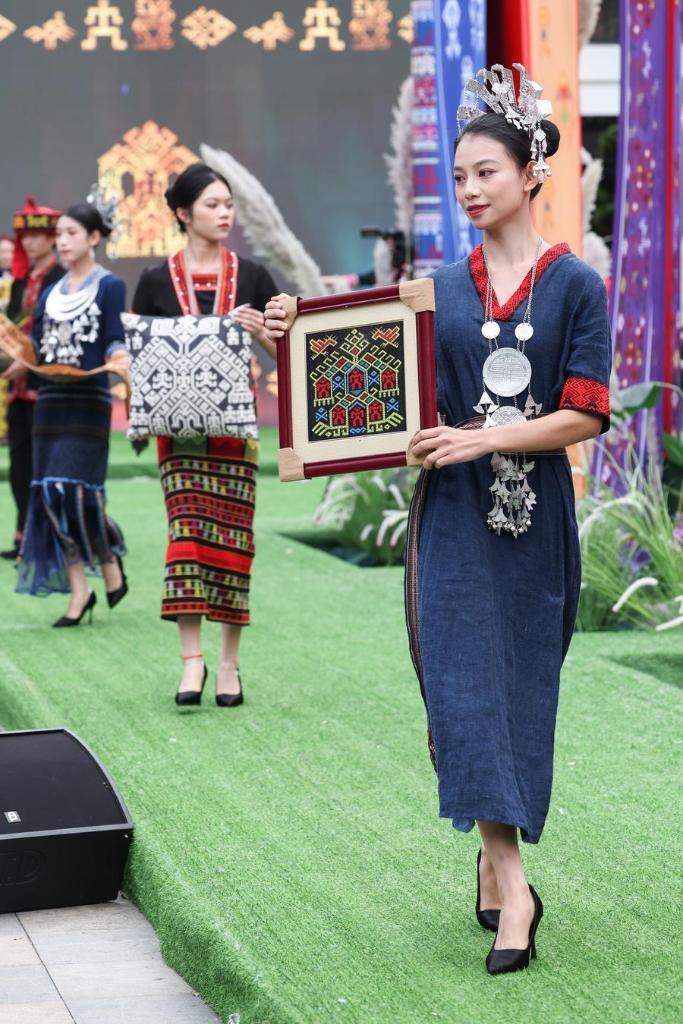 HainanOutlook | Ethnic fashion show displays the speical cultural charm in Wuzhishan in S China's Hainan