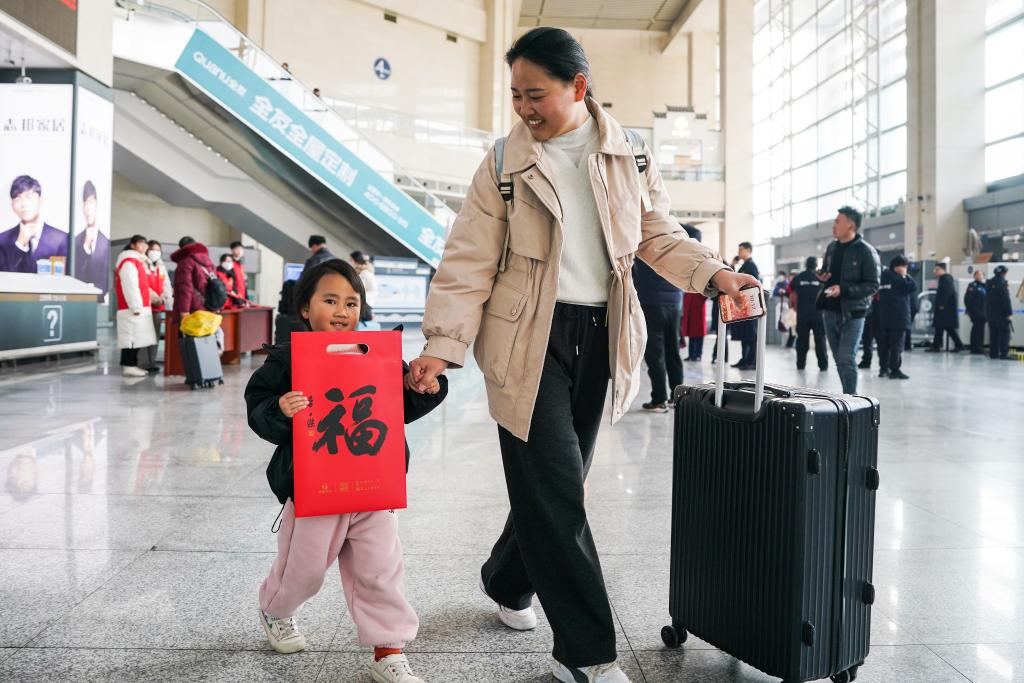 InPics: China's Spring Festival travel rush highlights more than speed and efficiency