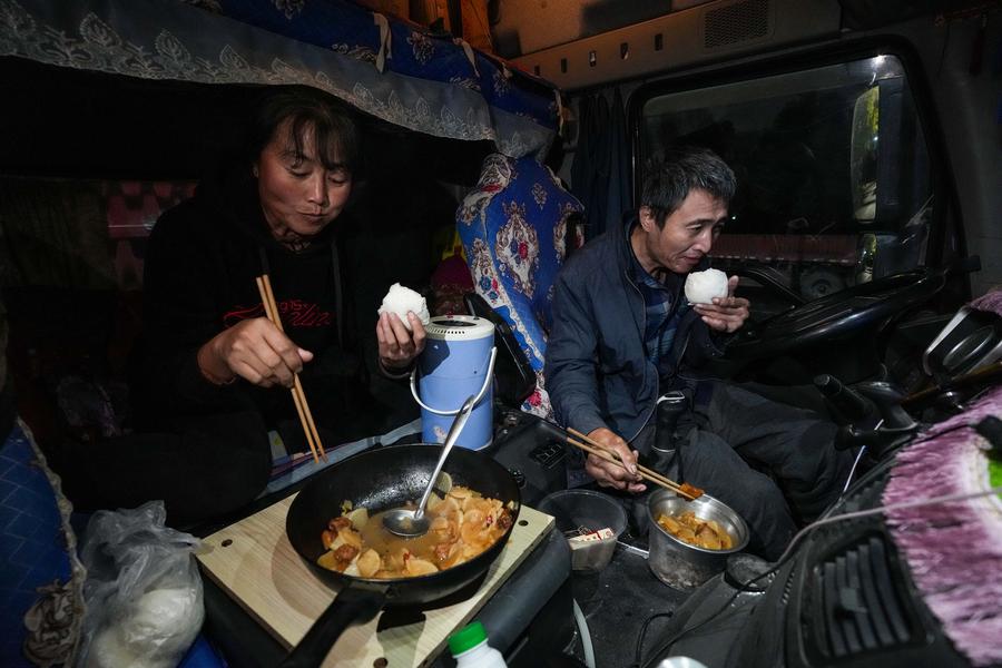 ChineseToday | Reunion journey of truck driver couple ahead of Spring Festival