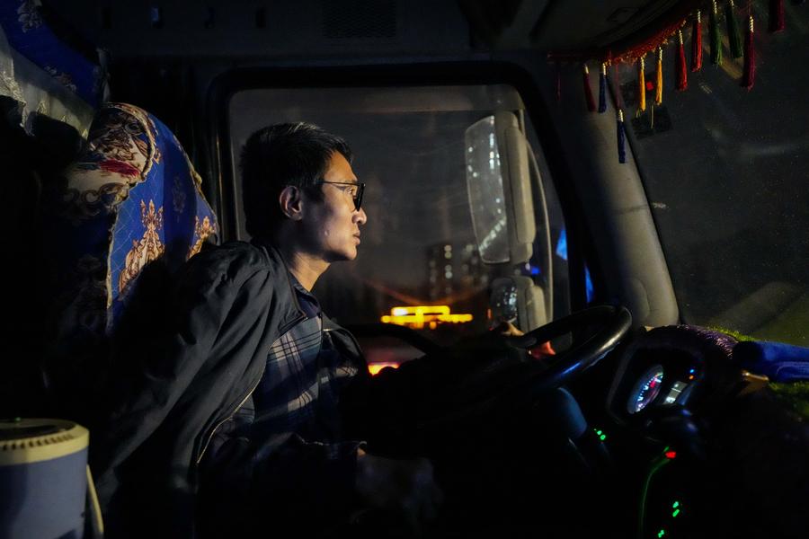 ChineseToday | Reunion journey of truck driver couple ahead of Spring Festival