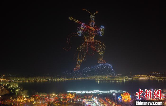 河北唐山南湖璀璨灯会迎蛇年新春