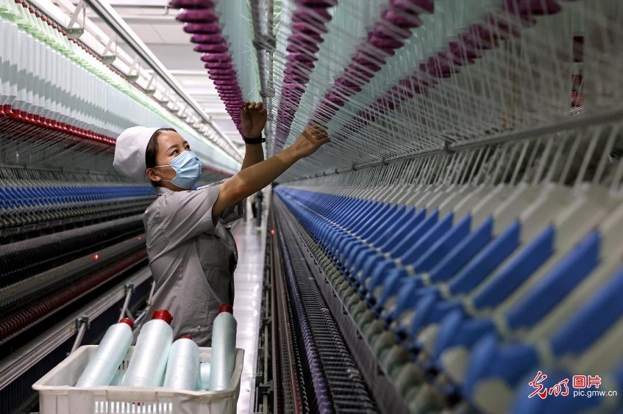 Dedication and hard work mark the first day of the New Year across China