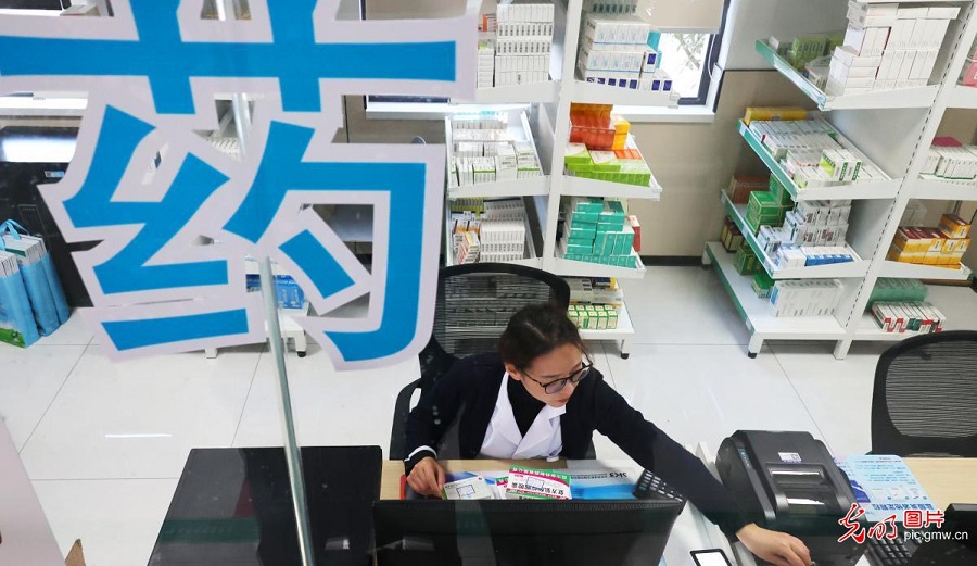 Dedication and hard work mark the first day of the New Year across China