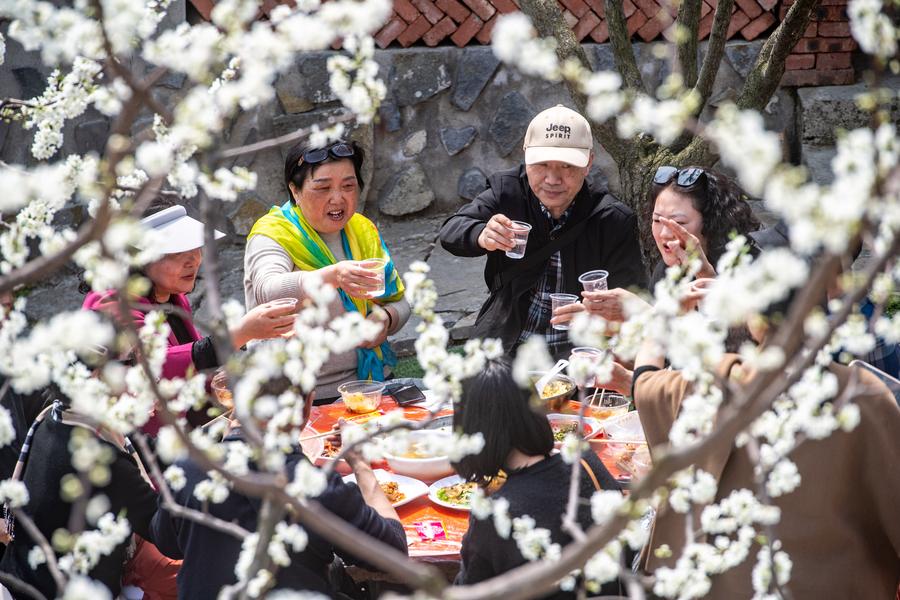 Spring tourism reflects the economy vitality across China