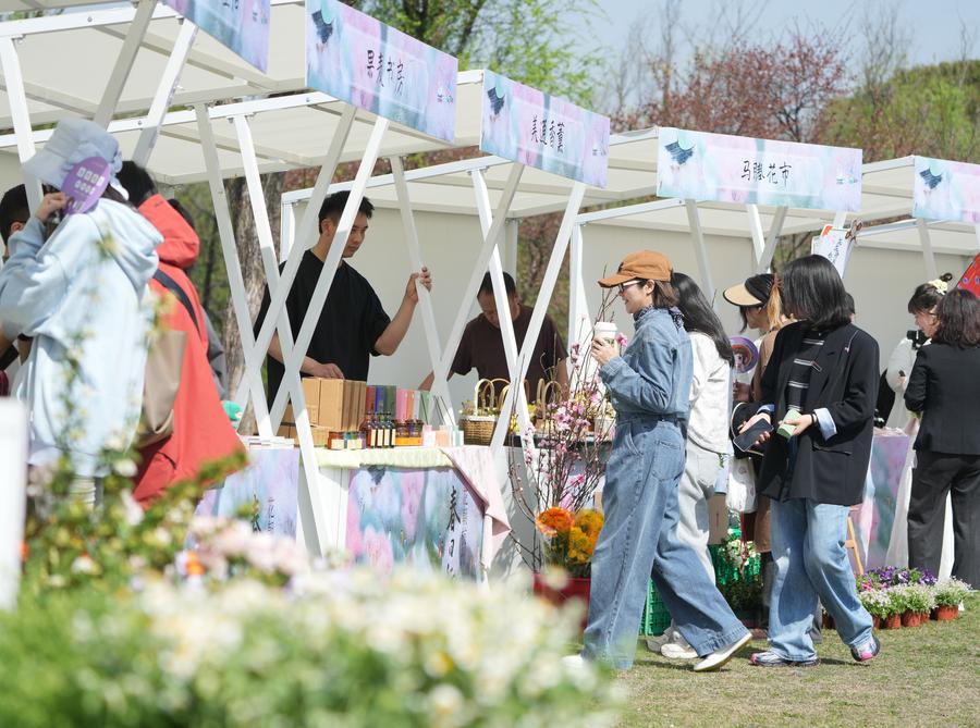 Spring tourism reflects the economy vitality across China