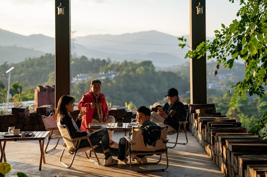 Spring tourism reflects the economy vitality across China