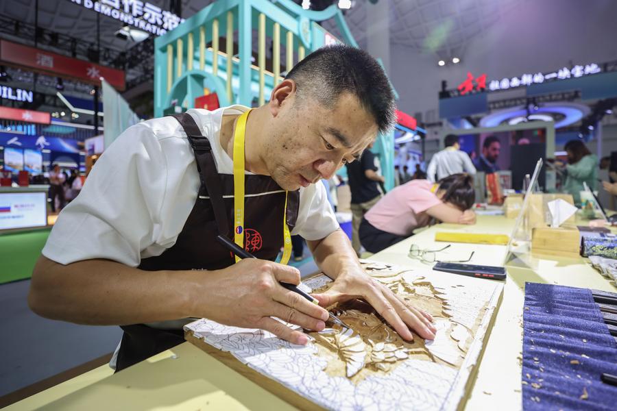 Intangible cultural heritage shines at 5th CICPE in Hainan