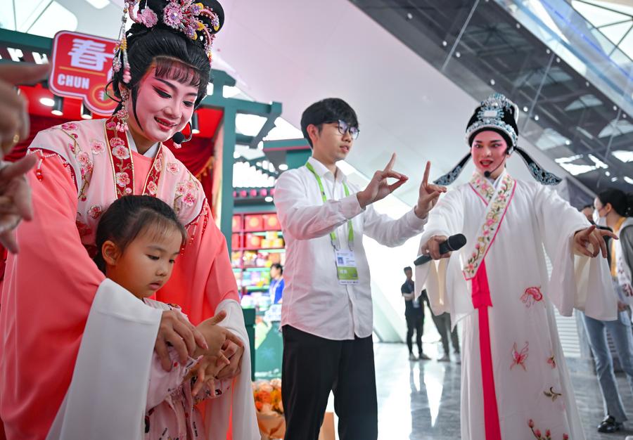 Intangible cultural heritage shines at 5th CICPE in Hainan