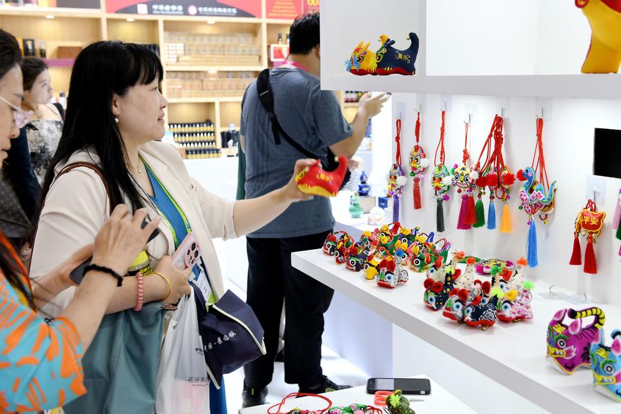 Intangible cultural heritage shines at 5th CICPE in Hainan