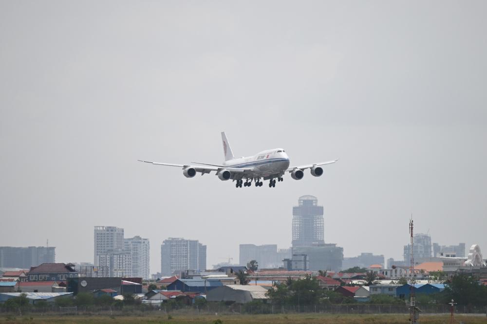 Xi arrives in Phnom Penh for state visit to Cambodia