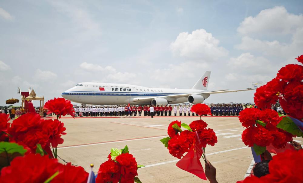 Xi arrives in Phnom Penh for state visit to Cambodia