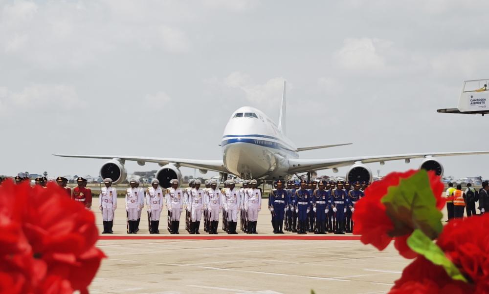 Xi arrives in Phnom Penh for state visit to Cambodia