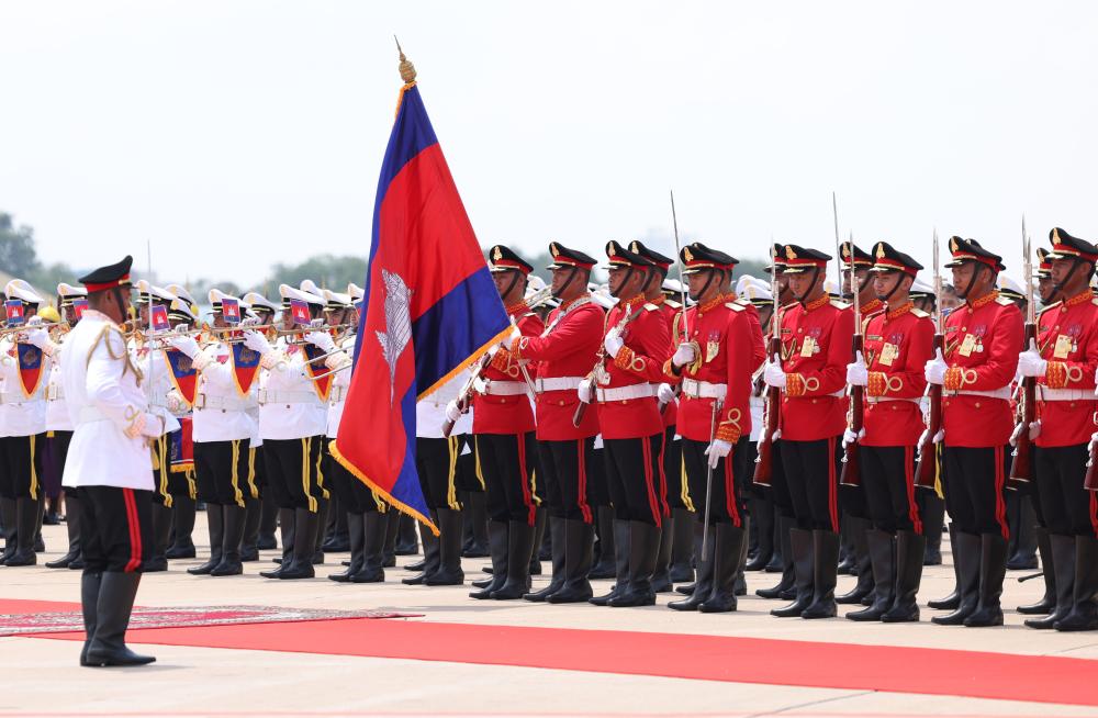 Xi arrives in Phnom Penh for state visit to Cambodia