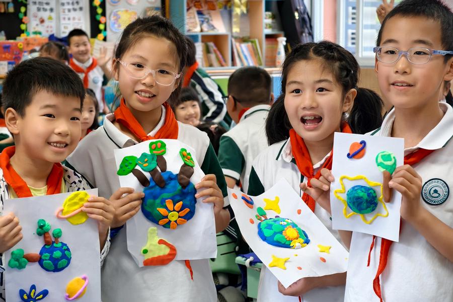 Children embrace springtime joy in E China's Zhejiang