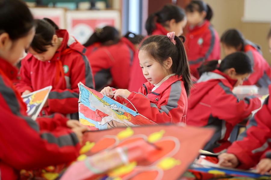 Children embrace springtime joy in E China's Zhejiang