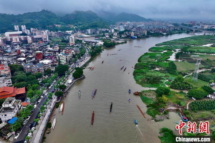 Dragon boat race held in SE China’s Fujian