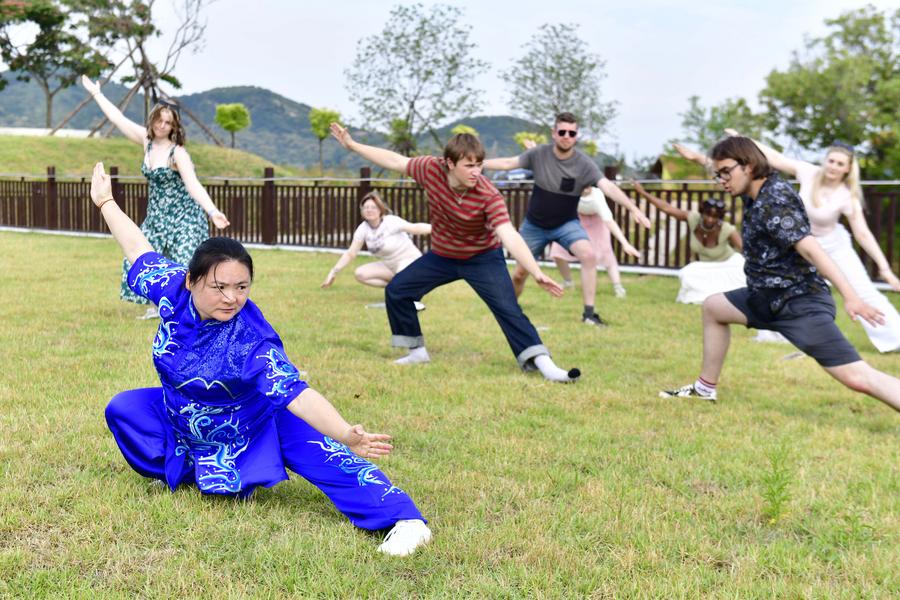 Students from UK indulged with Chinese culture in Shandong