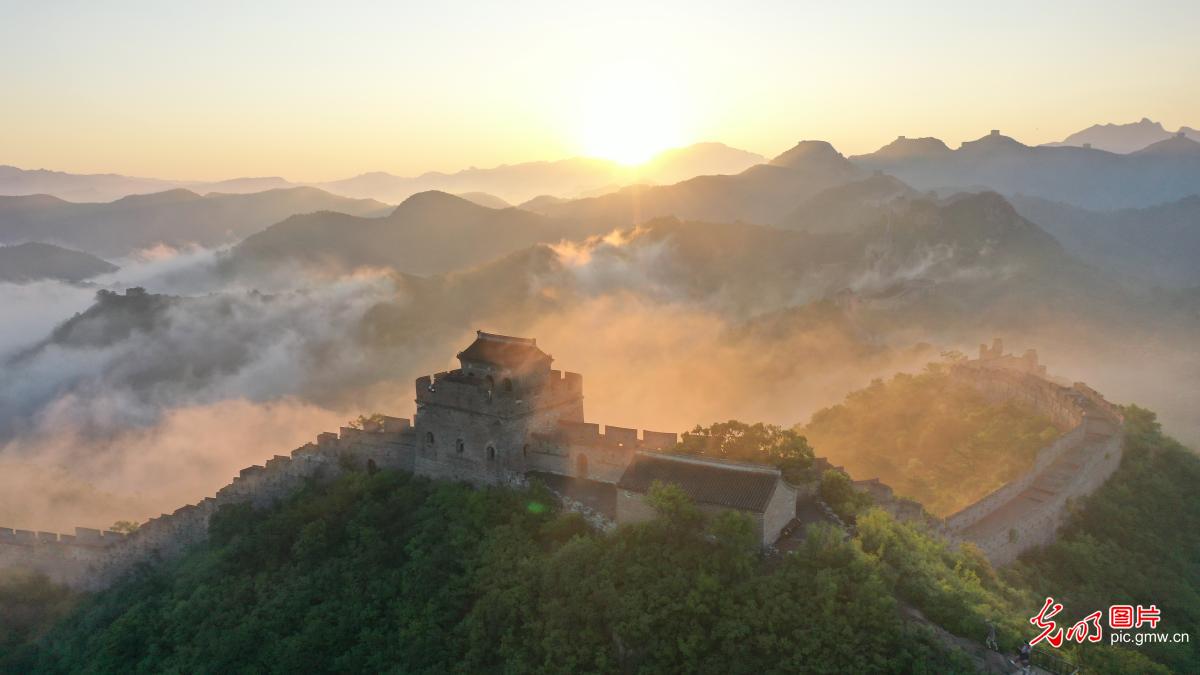 Great Wall emerges through clouds in N China's Hebei Great Wall emerges through clouds in N China's Hebei