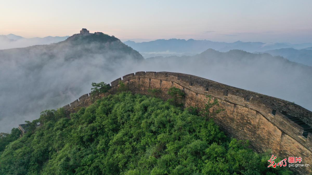 Great Wall emerges through clouds in N China's Hebei Great Wall emerges through clouds in N China's Hebei