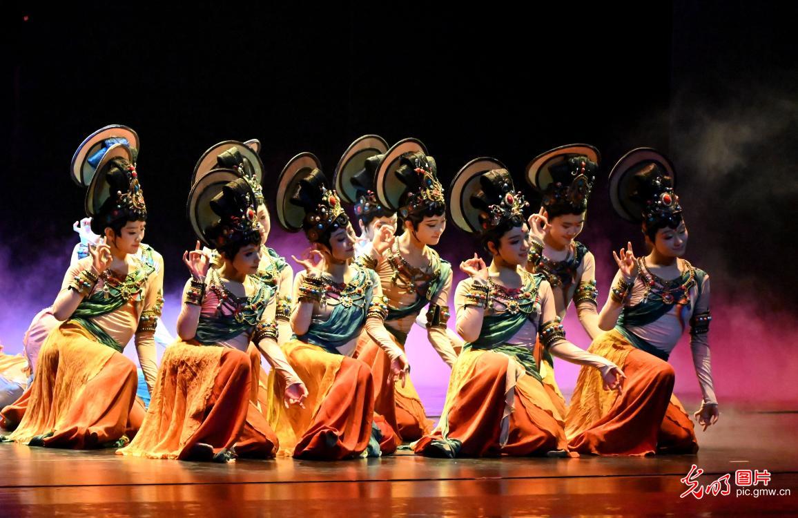 Art troupe performs Dunhuang cultural drama at grand theater in northwest China's Gansu Province Art troupe performs Dunhuang cultural drama at grand theater in northwest China's Gansu Province