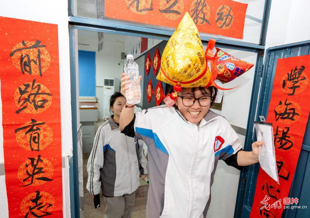 Confident and composed, Chinese students embrace national college entrance exam