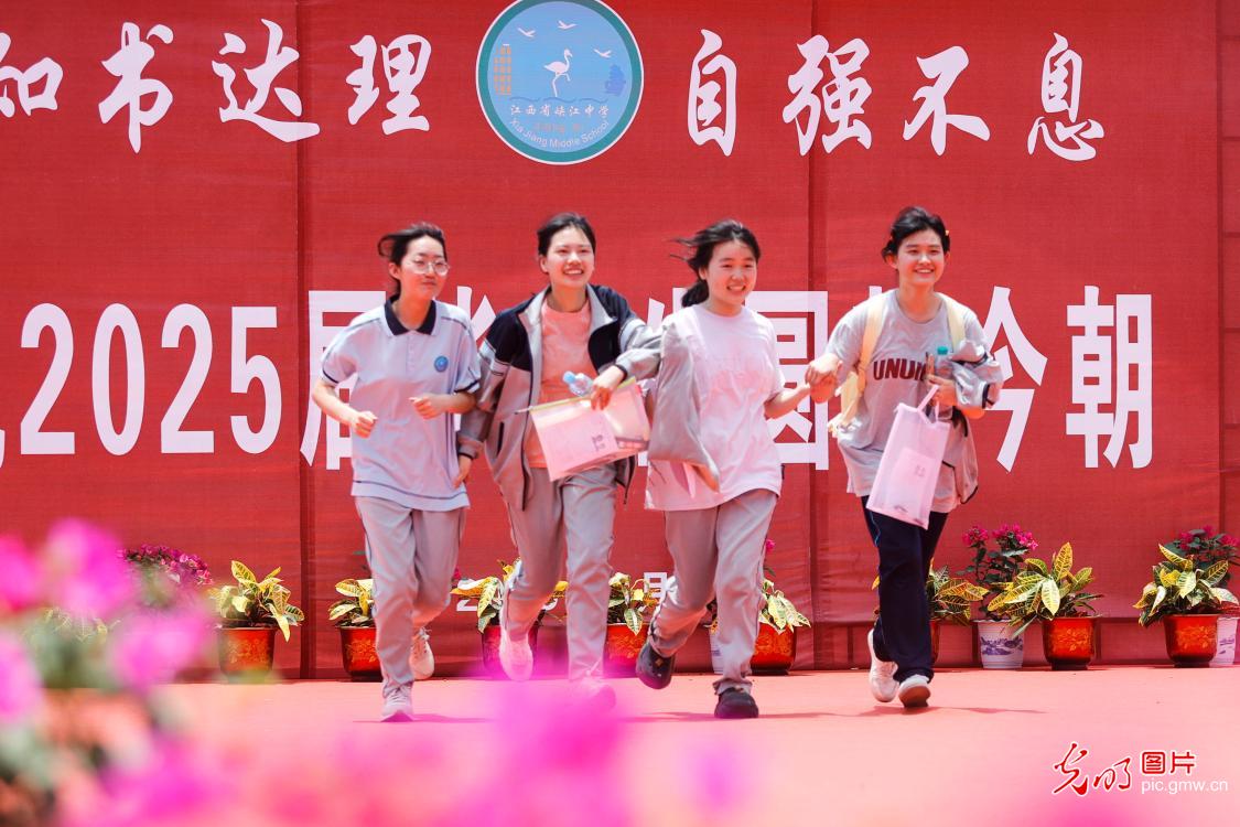 Confident and composed, Chinese students embrace national college entrance exam